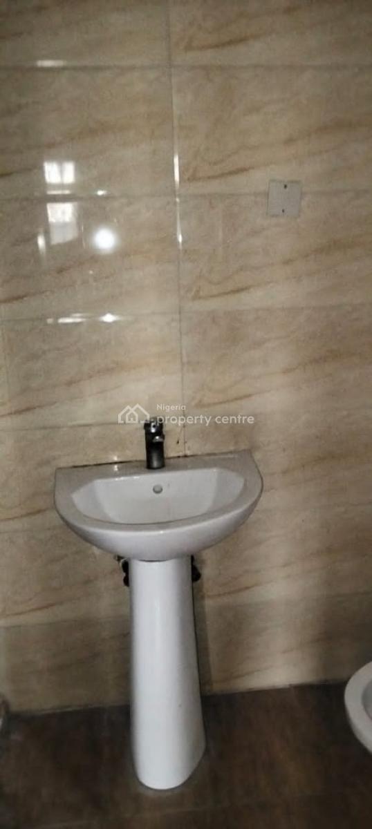 Serviced 3 Bedroom En-suite Flat with an Enclosed Fitted Kitchen Cabin, Lekki Phase 1, Lekki, Lagos, Flat / Apartment for Rent