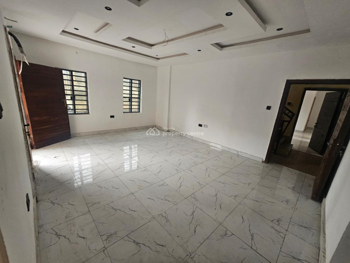2 Bedroom Apartment, Yaba, Lagos, Flat / Apartment for Sale