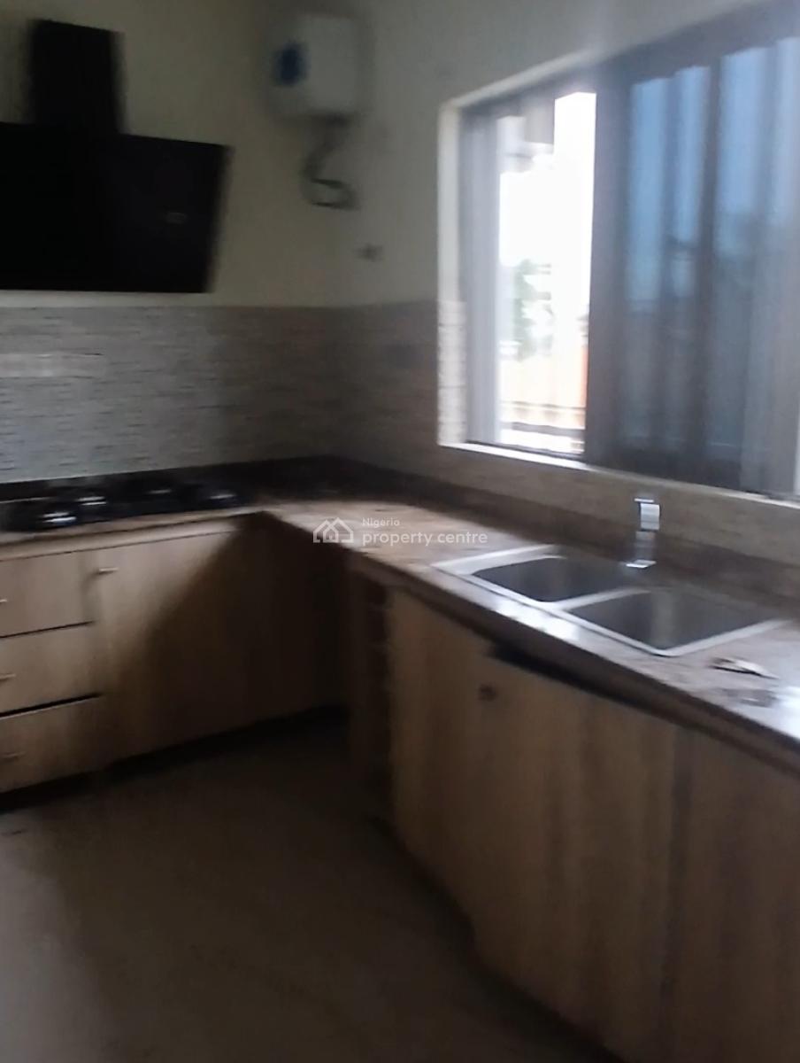 Serviced 3 Bedroom En-suite Flat with an Enclosed Fitted Kitchen/pantr, Lekki Phase 1, Lekki, Lagos, Flat / Apartment for Rent