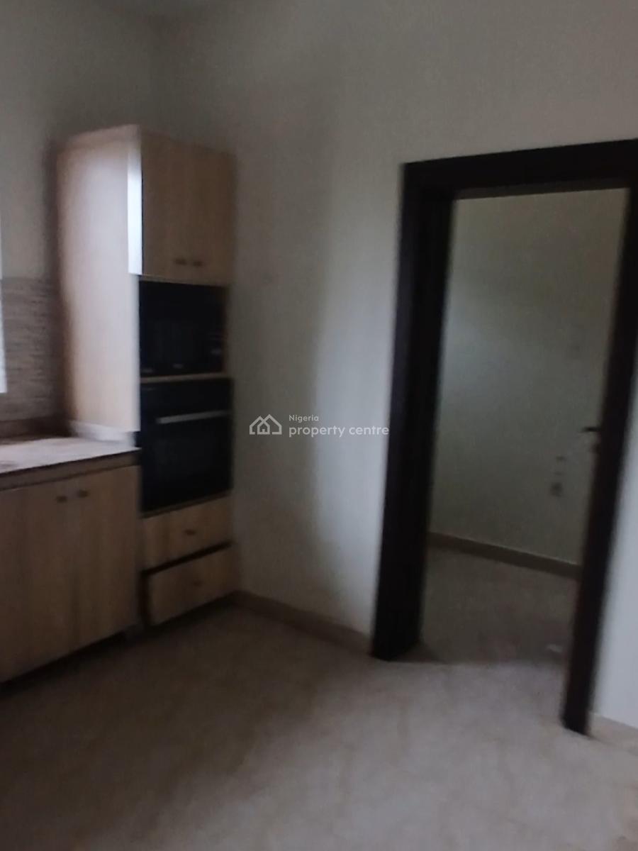 Serviced 3 Bedroom En-suite Flat with an Enclosed Fitted Kitchen/pantr, Lekki Phase 1, Lekki, Lagos, Flat / Apartment for Rent