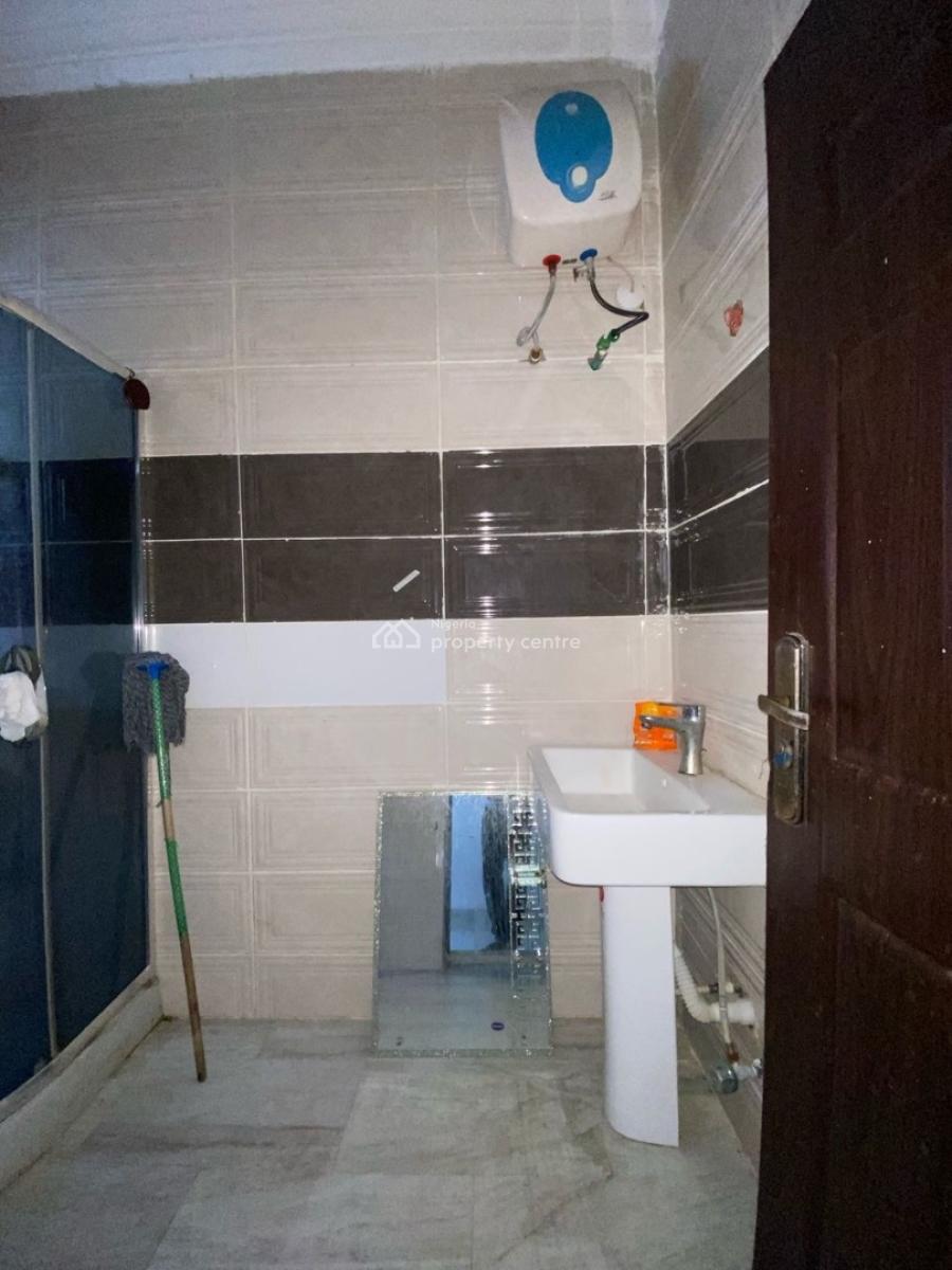 Spacious Room Upstairs in a Shared Apartment, Chevyview Estate, Chevron, Lekki, Lagos, Lekki, Lagos, Self Contain (single Rooms) for Rent