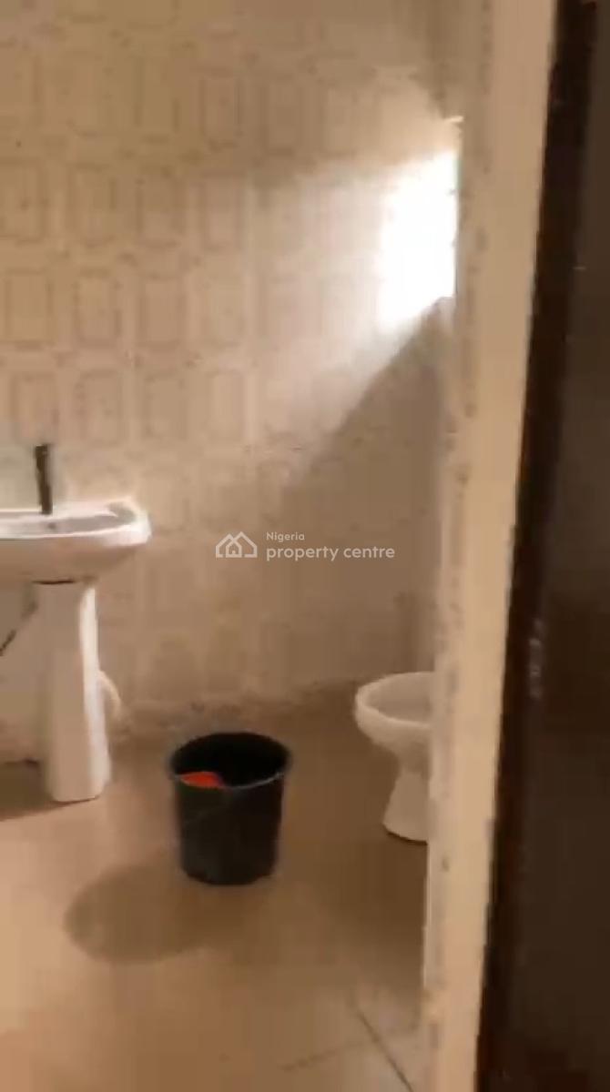 Spacious and Clean Well Maintain 3 Bedroom Apartment Graceland Estate, Graceland Estate Opposite Ajipe Police Station, Ajah, Lagos, Flat / Apartment for Rent