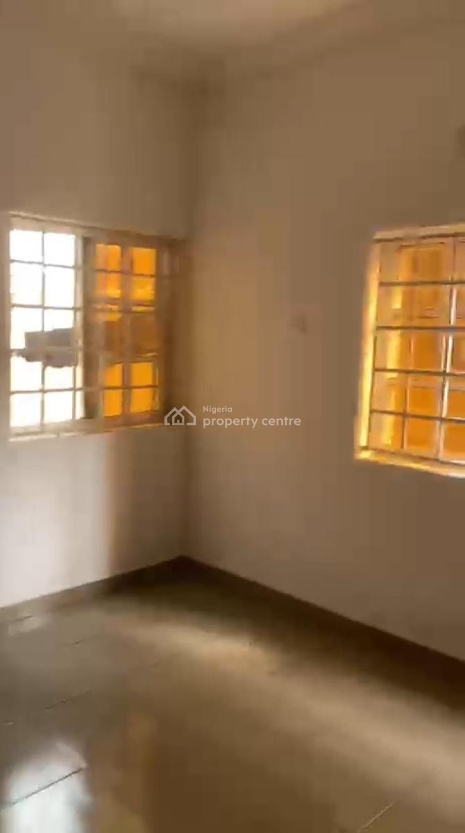 Spacious and Clean Well Maintain 3 Bedroom Apartment Graceland Estate, Graceland Estate Opposite Ajipe Police Station, Ajah, Lagos, Flat / Apartment for Rent