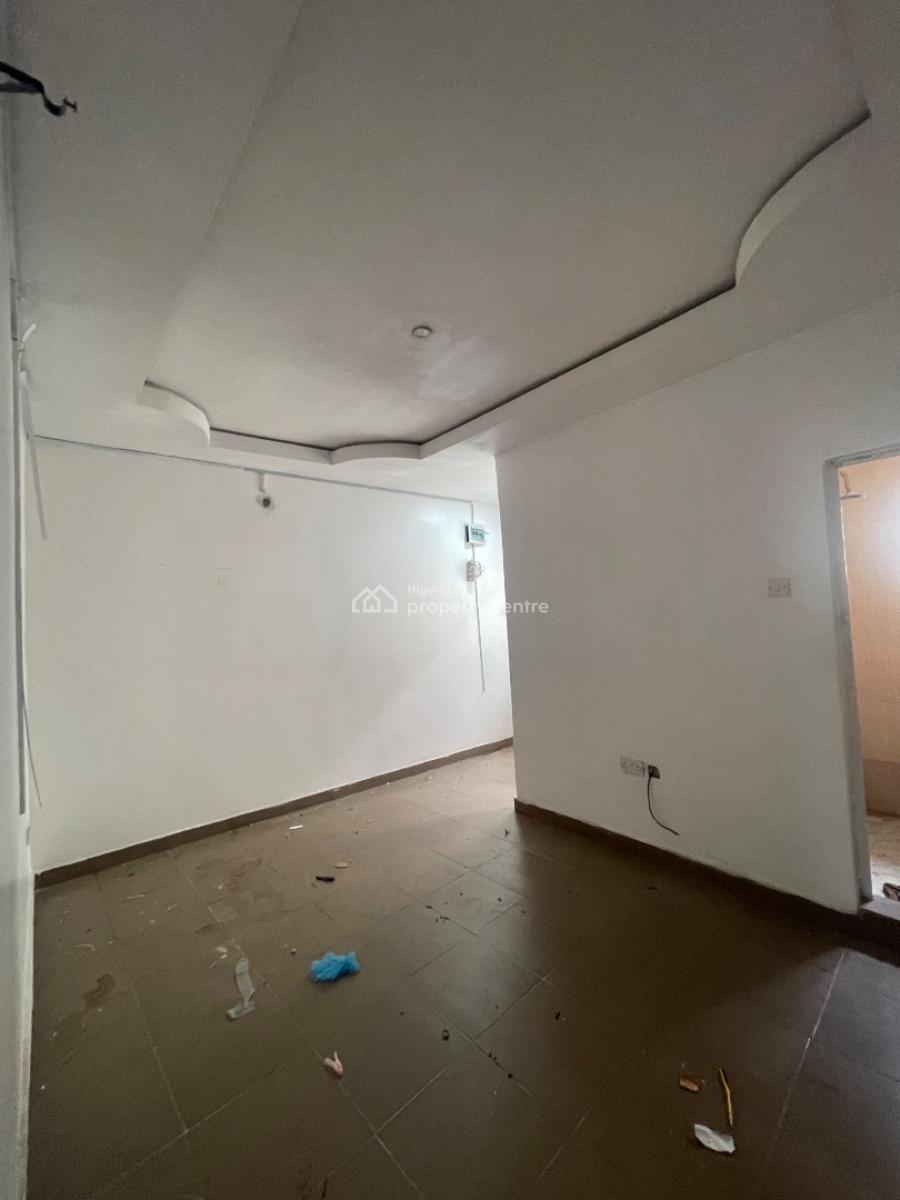 Neatly Used Studio Flat, Yaba, Lagos, Flat / Apartment for Rent