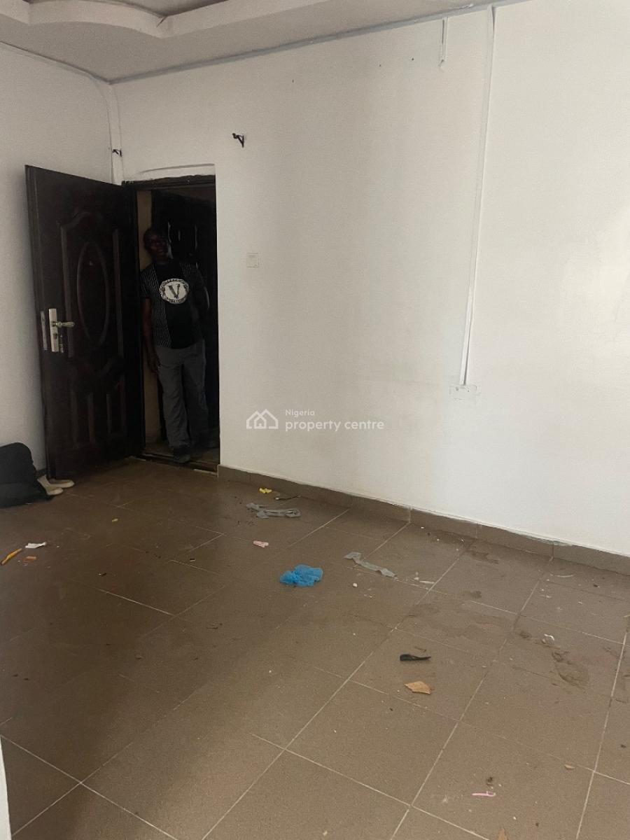 Neatly Used Studio Flat, Yaba, Lagos, Flat / Apartment for Rent