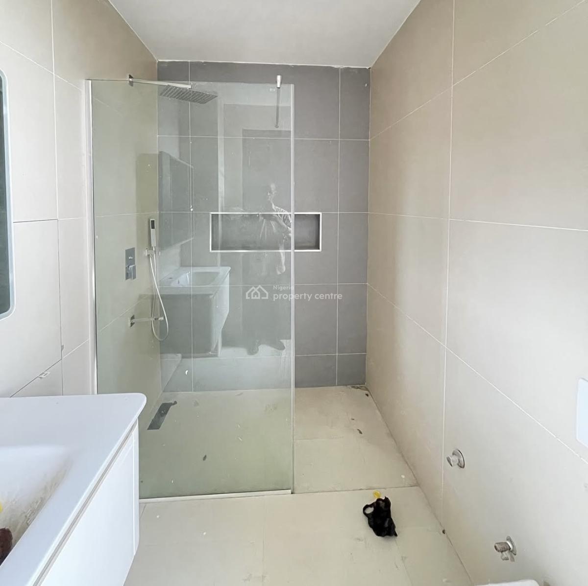 Lovely 2 Bedroom Apartment with Bq, Lekki Phase 1, Lekki Phase 1, Lekki, Lagos, Block of Flats for Sale