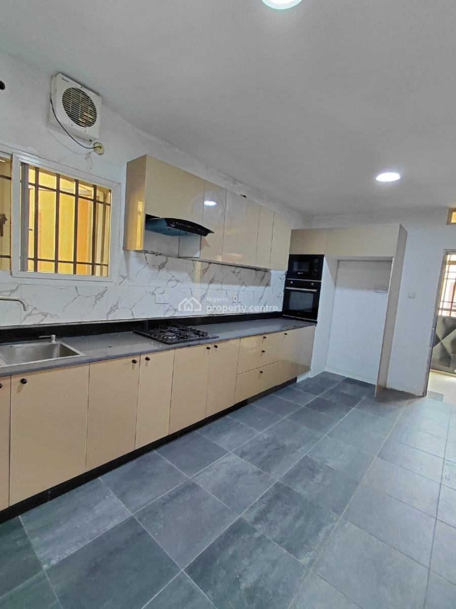 Spacious 4 Bedroom Maisonette with Bq, Lekki Phase 1, Lekki, Lagos, Flat / Apartment for Rent