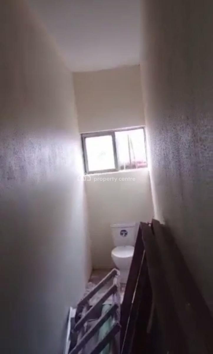 Lovely and Newly Renovated 3 Bedroom Apartment, Ebutte Meta East, Adekunle, Yaba, Lagos, Flat / Apartment for Rent