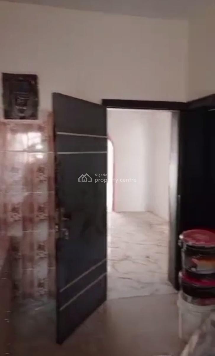 Lovely and Newly Renovated 3 Bedroom Apartment, Ebutte Meta East, Adekunle, Yaba, Lagos, Flat / Apartment for Rent