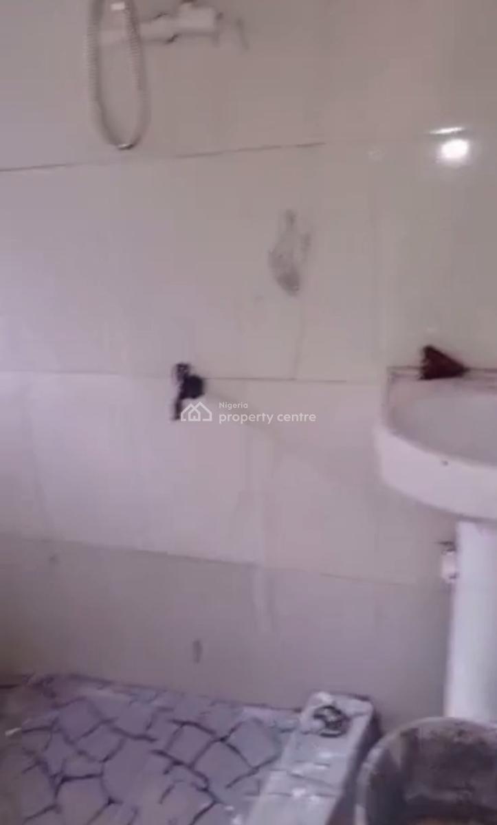 Lovely and Newly Renovated 3 Bedroom Apartment, Ebutte Meta East, Adekunle, Yaba, Lagos, Flat / Apartment for Rent