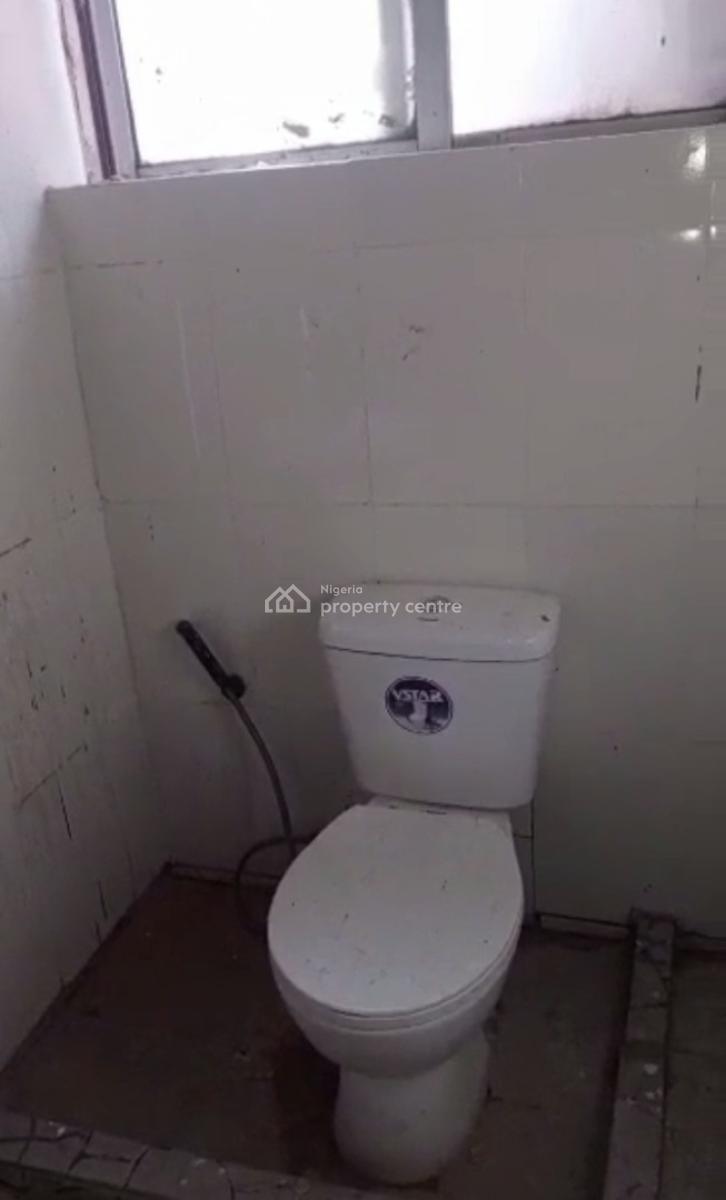 Lovely and Newly Renovated 3 Bedroom Apartment, Ebutte Meta East, Adekunle, Yaba, Lagos, Flat / Apartment for Rent