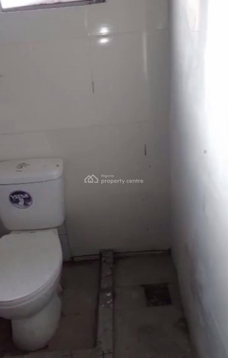 Lovely and Newly Renovated 3 Bedroom Apartment, Ebutte Meta East, Adekunle, Yaba, Lagos, Flat / Apartment for Rent