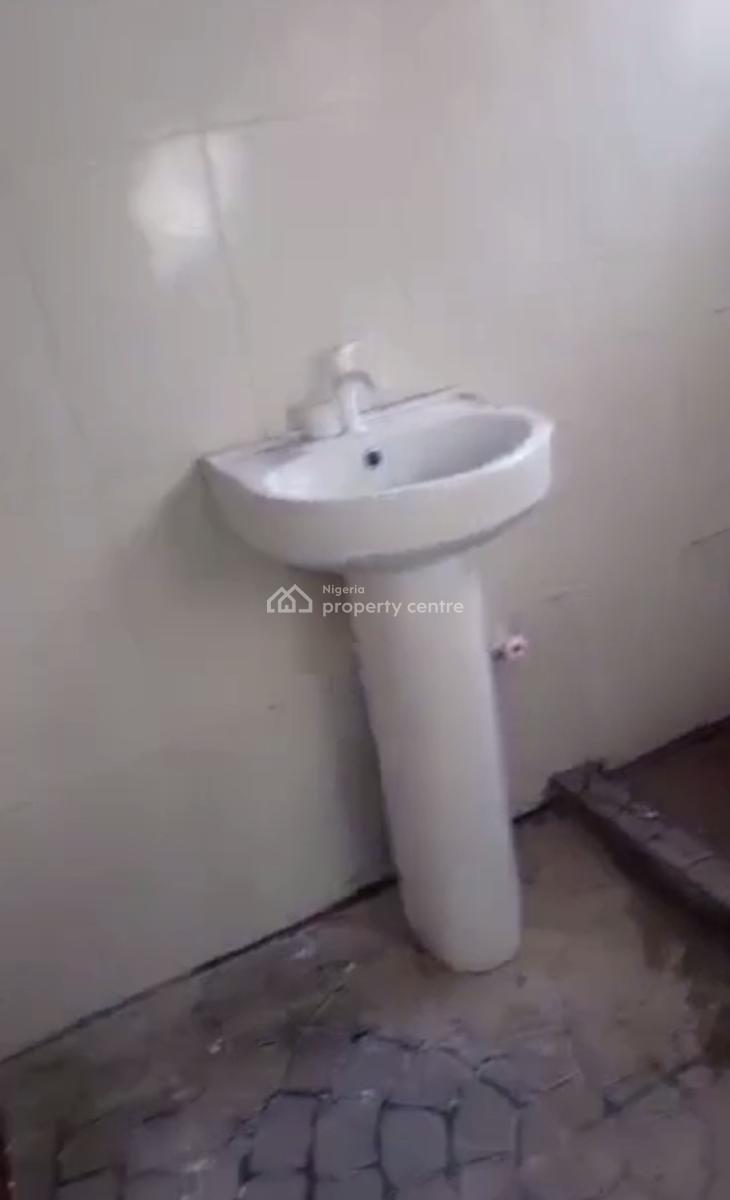Lovely and Newly Renovated 3 Bedroom Apartment, Ebutte Meta East, Adekunle, Yaba, Lagos, Flat / Apartment for Rent