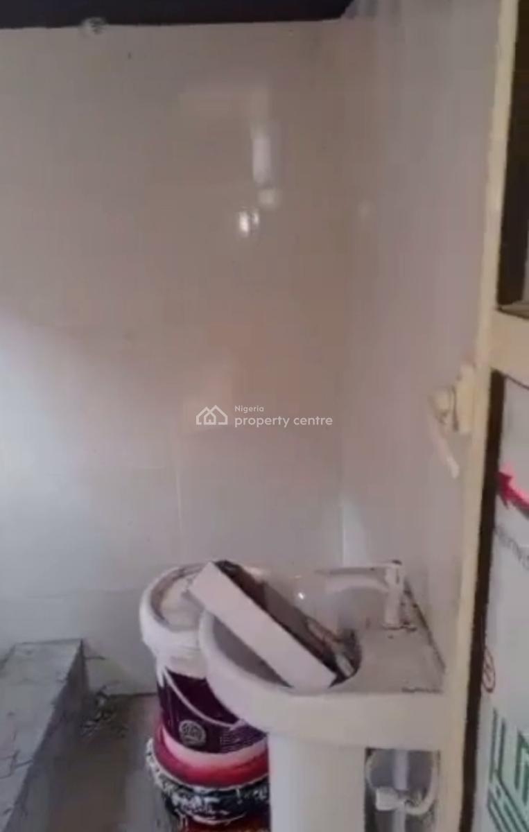 Lovely and Newly Renovated 3 Bedroom Apartment, Ebutte Meta East, Adekunle, Yaba, Lagos, Flat / Apartment for Rent