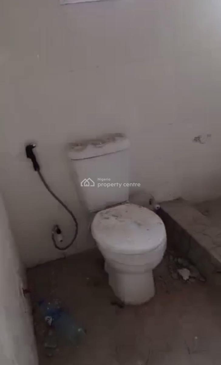 Lovely and Newly Renovated 3 Bedroom Apartment, Ebutte Meta East, Adekunle, Yaba, Lagos, Flat / Apartment for Rent