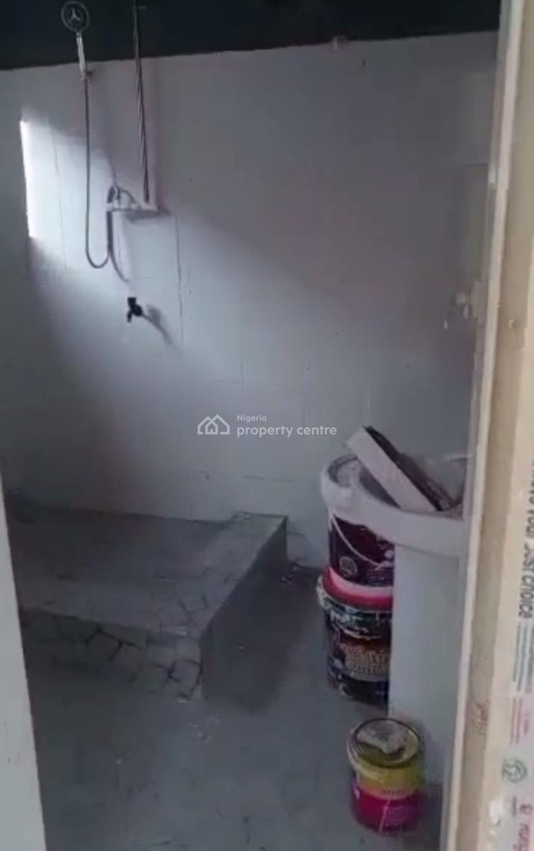 Lovely and Newly Renovated 3 Bedroom Apartment, Ebutte Meta East, Adekunle, Yaba, Lagos, Flat / Apartment for Rent