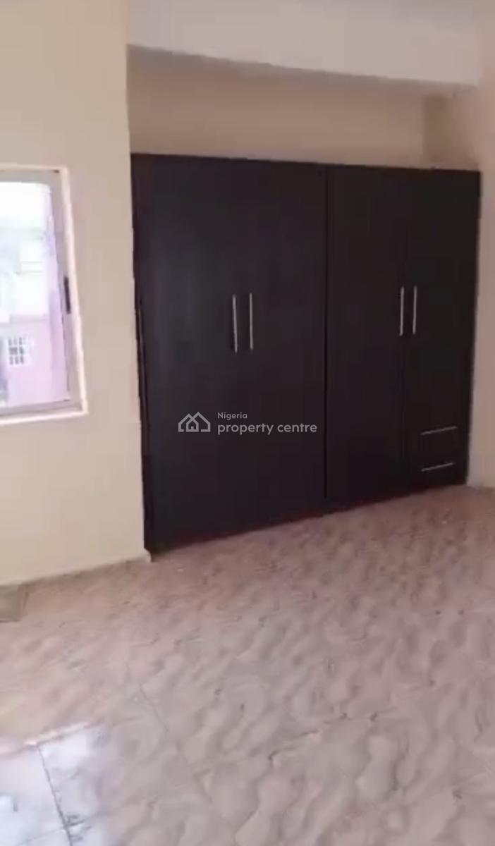 Lovely and Newly Renovated 3 Bedroom Apartment, Ebutte Meta East, Adekunle, Yaba, Lagos, Flat / Apartment for Rent