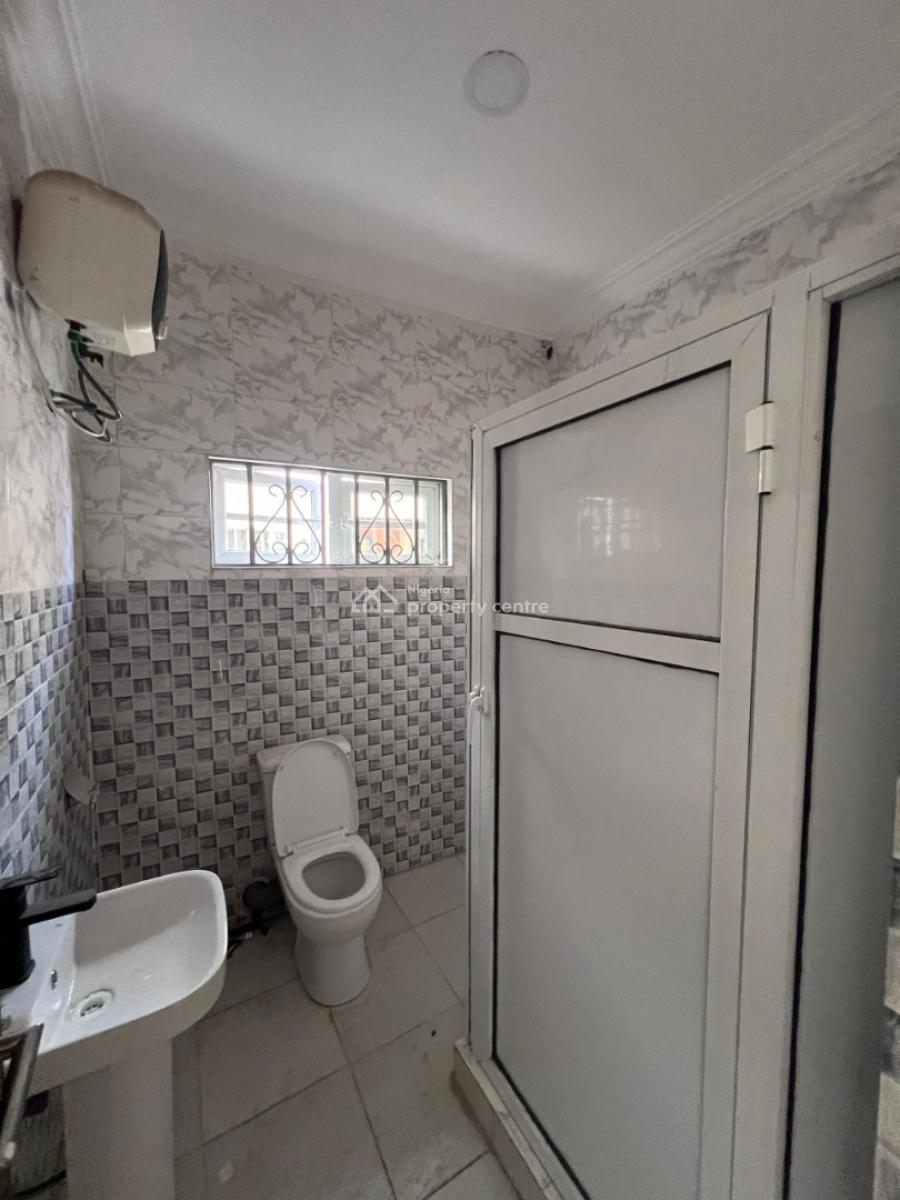 Standard 3 Bedroom Flat, Pepperoni Abraham Adesanya, Lekki Phase 2, Lekki, Lagos, Flat / Apartment for Rent
