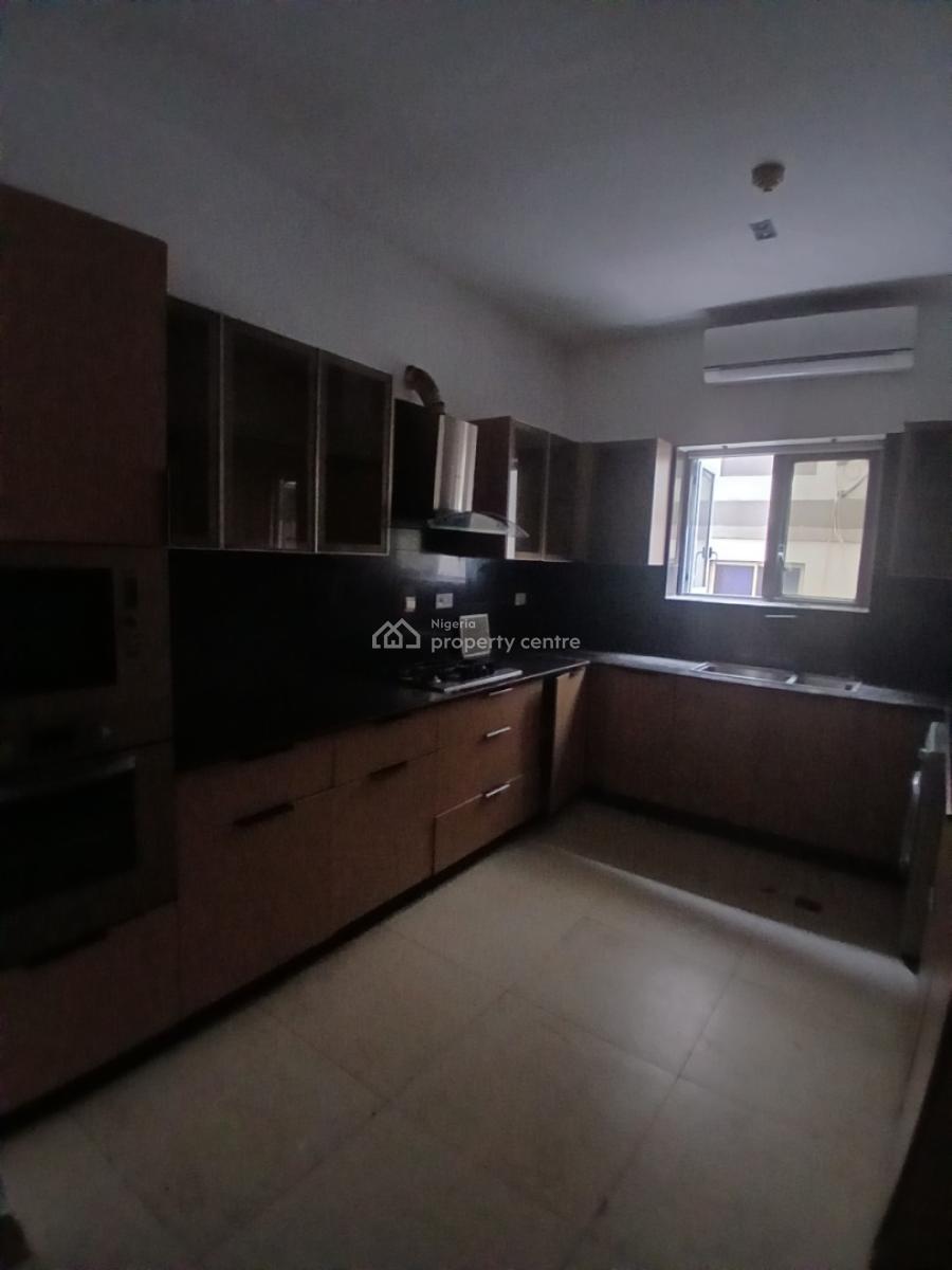 Serviced 3 Bedroom En-suite Flat with an Enclosed Fitted Kitchen/pantr, Lekki Phase 1, Lekki, Lagos, Flat / Apartment for Rent