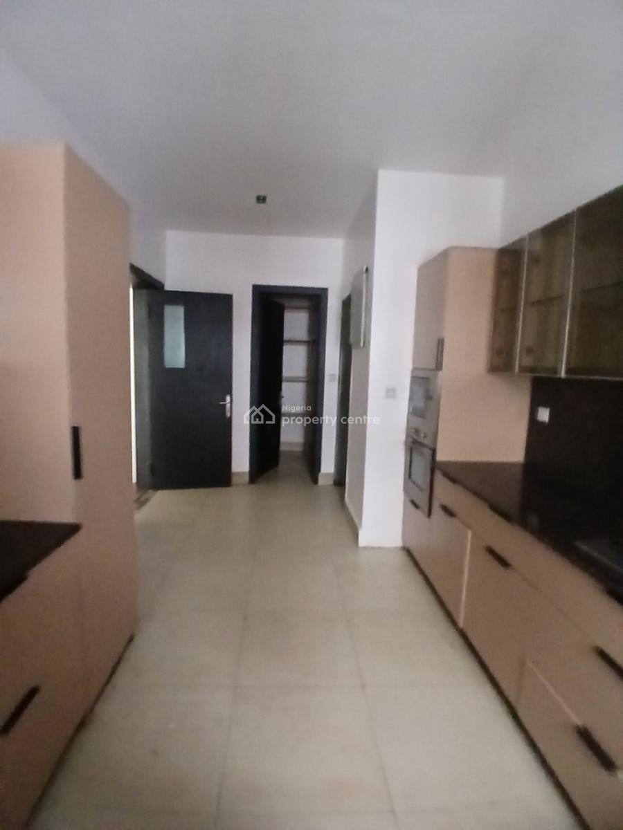 Serviced 3 Bedroom En-suite Flat with an Enclosed Fitted Kitchen/pantr, Lekki Phase 1, Lekki, Lagos, Flat / Apartment for Rent
