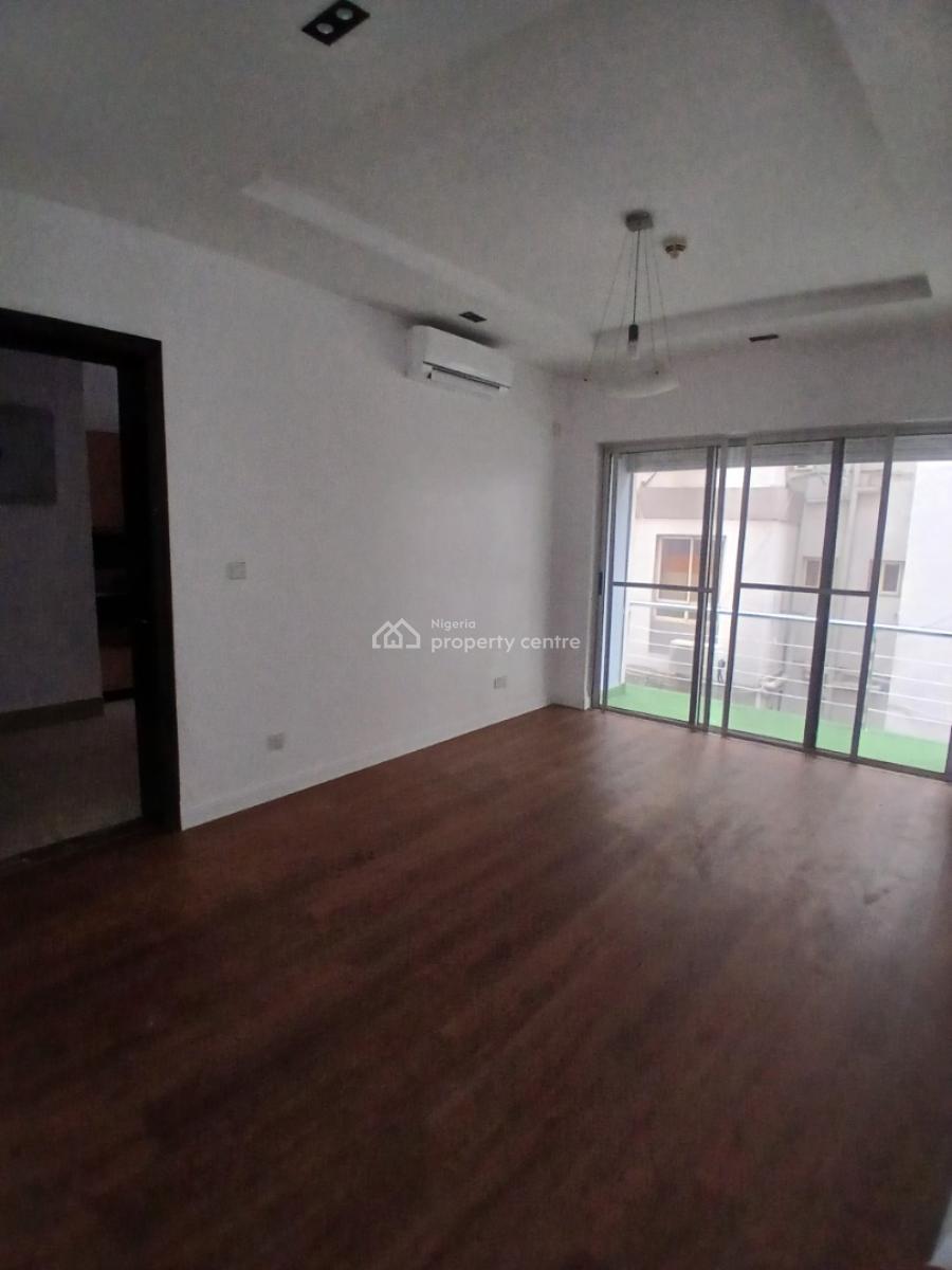 Serviced 3 Bedroom En-suite Flat with an Enclosed Fitted Kitchen/pantr, Lekki Phase 1, Lekki, Lagos, Flat / Apartment for Rent