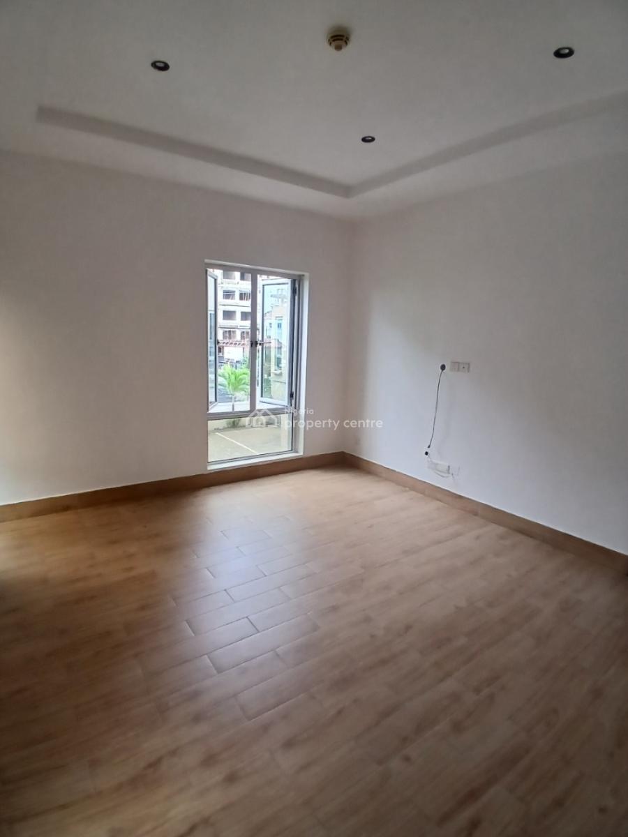Serviced 3 Bedroom En-suite Flat with an Enclosed Fitted Kitchen/pantr, Lekki Phase 1, Lekki, Lagos, Flat / Apartment for Rent