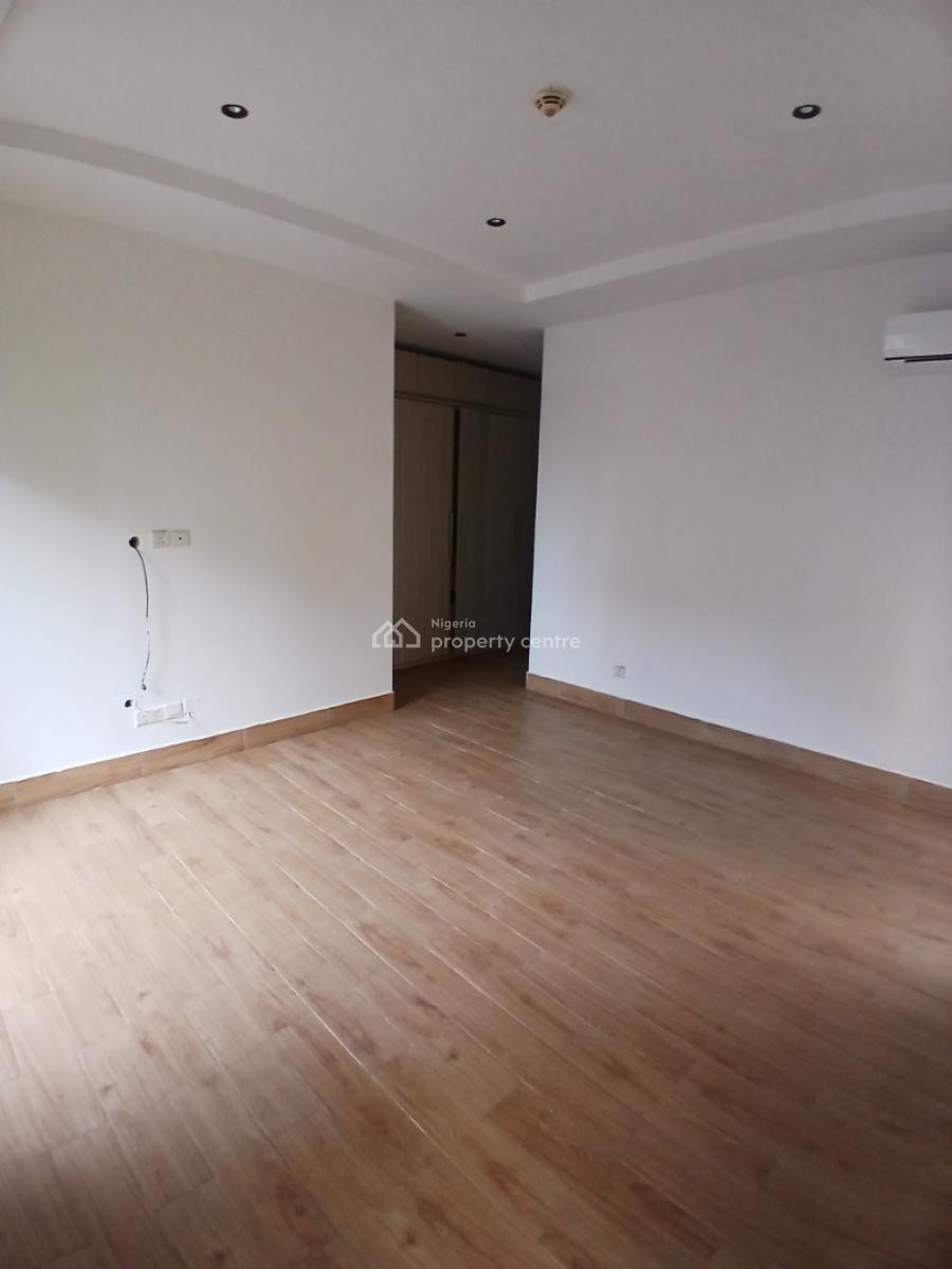 Serviced 3 Bedroom En-suite Flat with an Enclosed Fitted Kitchen/pantr, Lekki Phase 1, Lekki, Lagos, Flat / Apartment for Rent