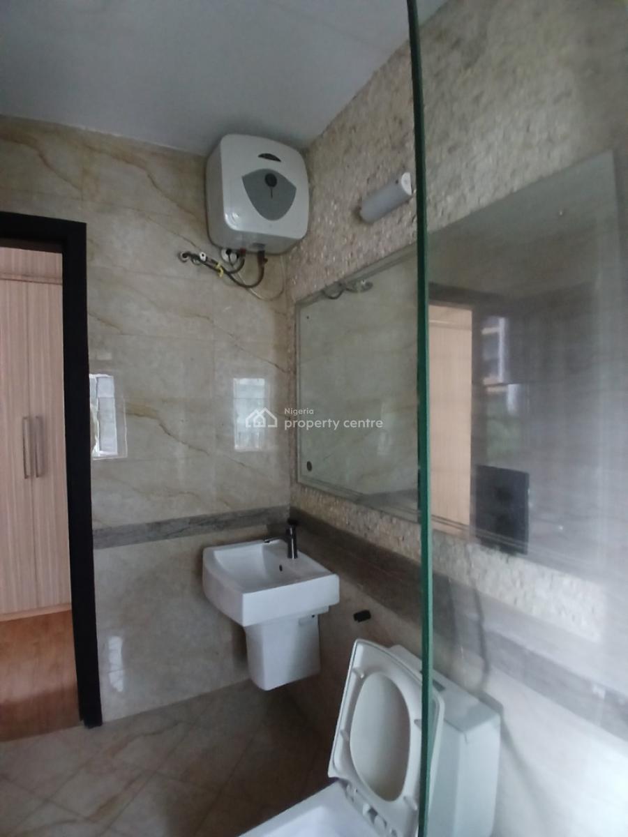Serviced 3 Bedroom En-suite Flat with an Enclosed Fitted Kitchen/pantr, Lekki Phase 1, Lekki, Lagos, Flat / Apartment for Rent