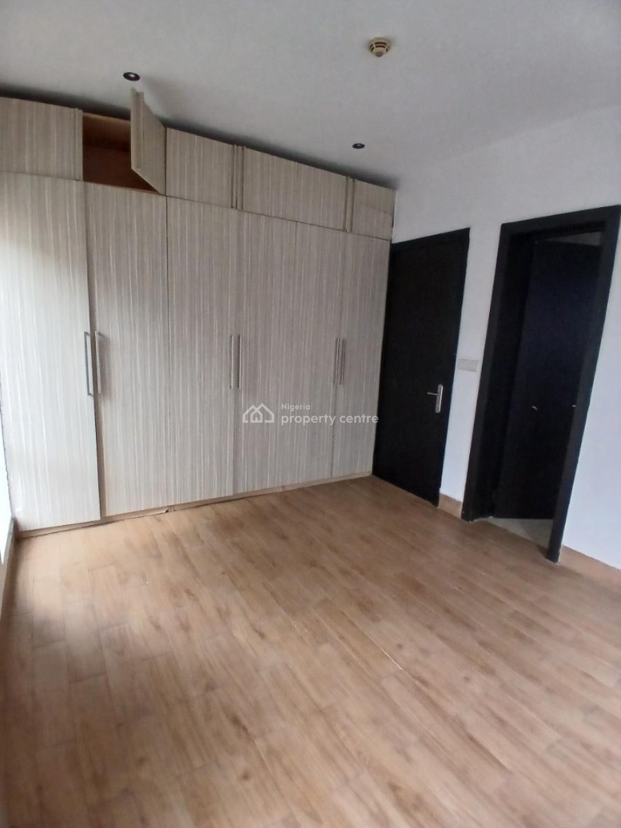 Serviced 3 Bedroom En-suite Flat with an Enclosed Fitted Kitchen/pantr, Lekki Phase 1, Lekki, Lagos, Flat / Apartment for Rent