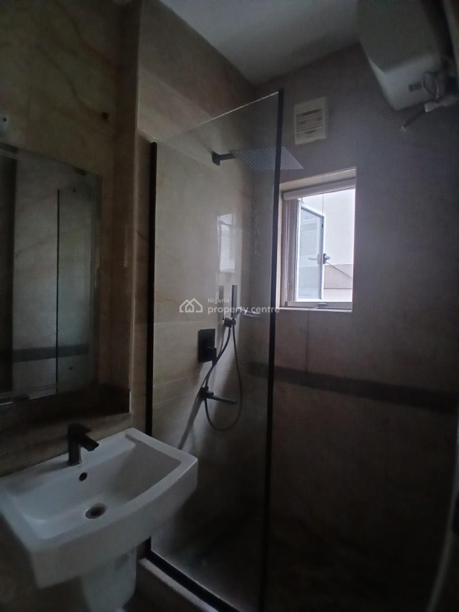 Serviced 3 Bedroom En-suite Flat with an Enclosed Fitted Kitchen/pantr, Lekki Phase 1, Lekki, Lagos, Flat / Apartment for Rent