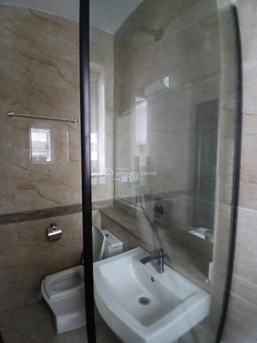 Serviced 3 Bedroom En-suite Flat with an Enclosed Fitted Kitchen/pantr, Lekki Phase 1, Lekki, Lagos, Flat / Apartment for Rent