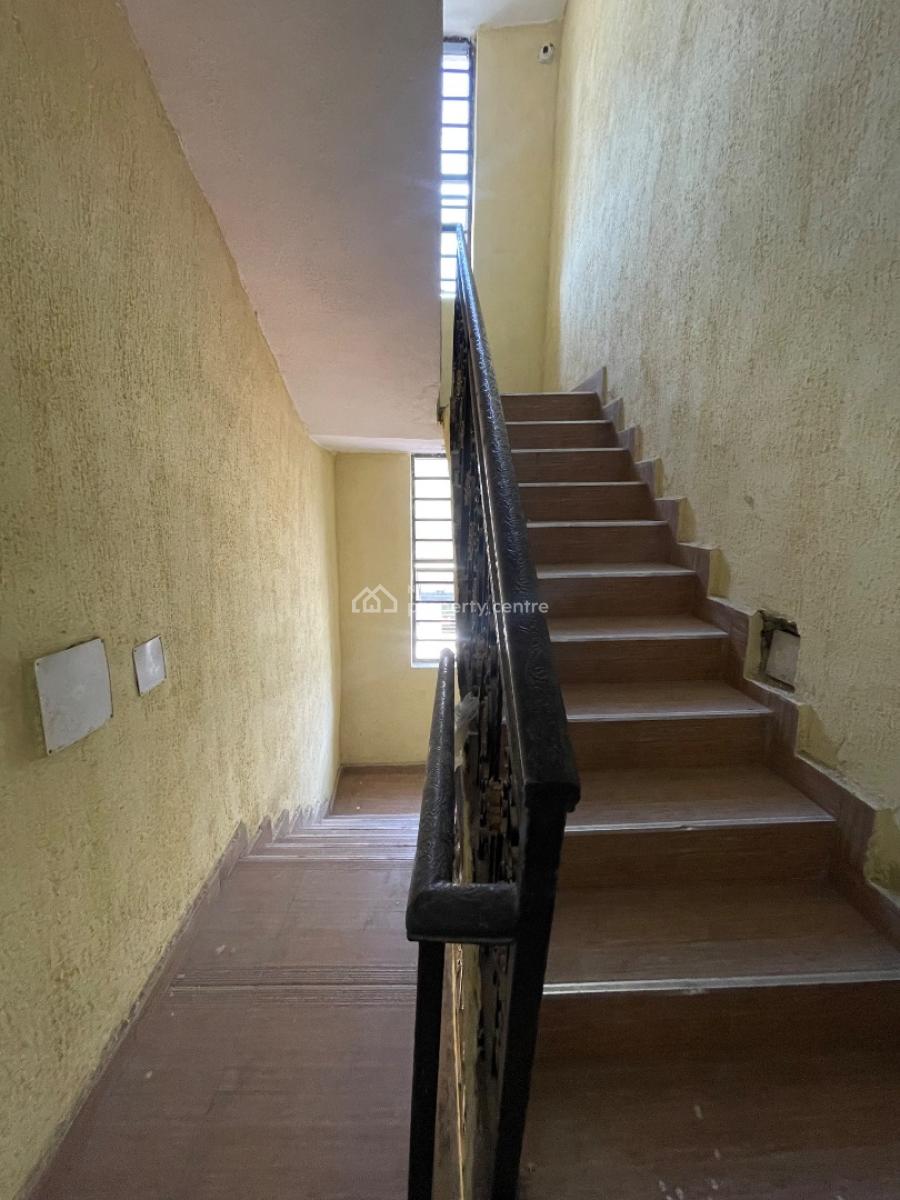 Well Spacious 2 Bedroom Apartment, Yaba, Lagos, Flat / Apartment for Rent