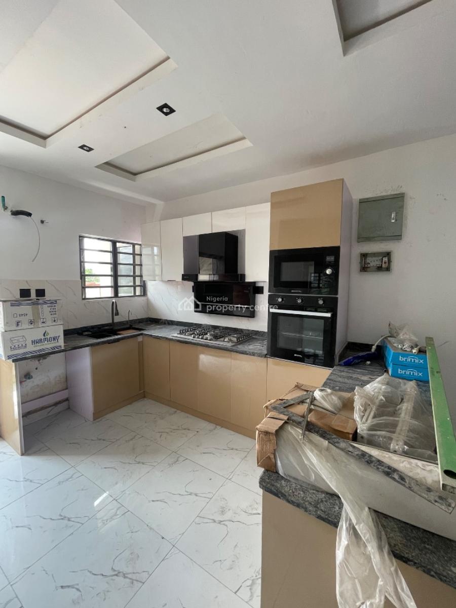 Well Spacious 2 Bedroom Apartment, Yaba, Lagos, Flat / Apartment for Rent