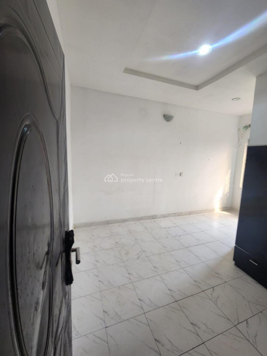 Neatly Used 2 Bedrooms Upstairs Flat, Off Ibeshe Road, Ibeshe, Ikorodu, Lagos, Flat / Apartment for Rent