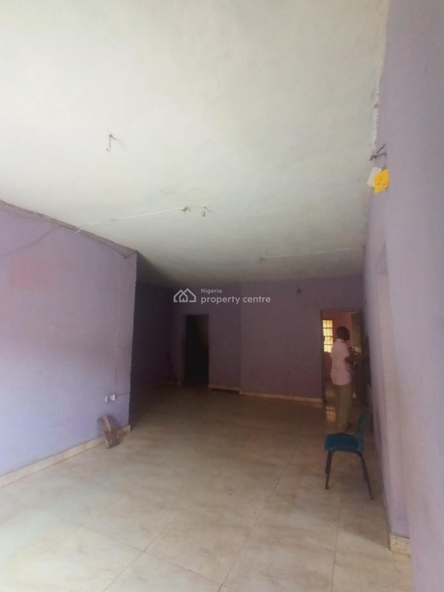 Well Maintained 3 Bedroom Apartment / Apartment. It Comes with 2 Toile, L & K Bus Stop, Oworonshoki, Kosofe, Lagos, Flat / Apartment for Rent
