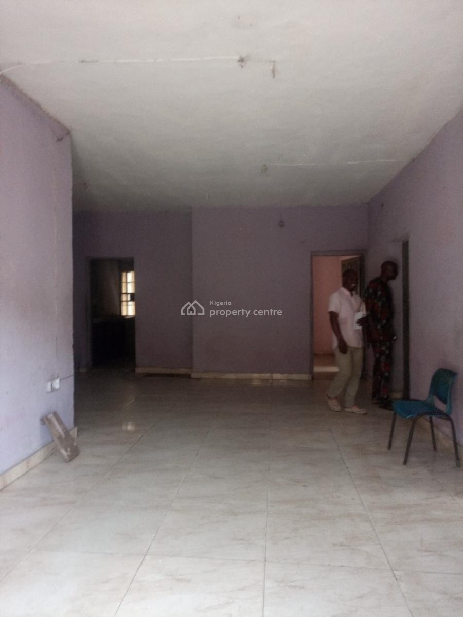 Well Maintained 3 Bedroom Apartment / Apartment. It Comes with 2 Toile, L & K Bus Stop, Oworonshoki, Kosofe, Lagos, Flat / Apartment for Rent