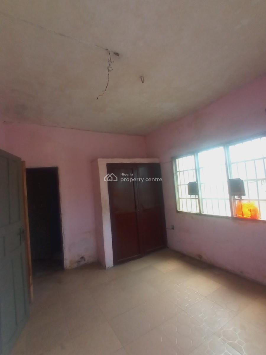 Well Maintained 3 Bedroom Apartment / Apartment. It Comes with 2 Toile, L & K Bus Stop, Oworonshoki, Kosofe, Lagos, Flat / Apartment for Rent