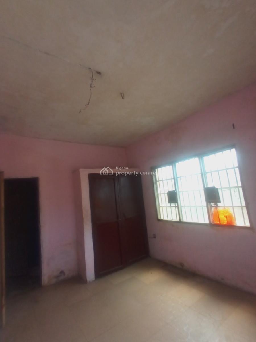 Well Maintained 3 Bedroom Apartment / Apartment. It Comes with 2 Toile, L & K Bus Stop, Oworonshoki, Kosofe, Lagos, Flat / Apartment for Rent