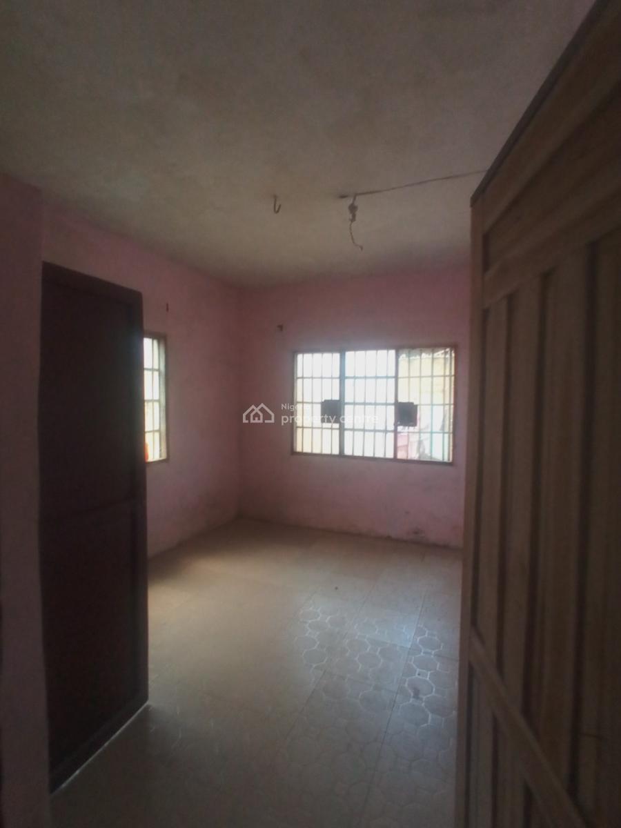 Well Maintained 3 Bedroom Apartment / Apartment. It Comes with 2 Toile, L & K Bus Stop, Oworonshoki, Kosofe, Lagos, Flat / Apartment for Rent
