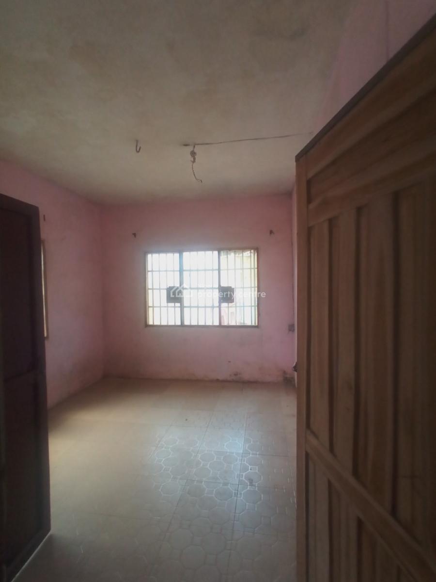 Well Maintained 3 Bedroom Apartment / Apartment. It Comes with 2 Toile, L & K Bus Stop, Oworonshoki, Kosofe, Lagos, Flat / Apartment for Rent