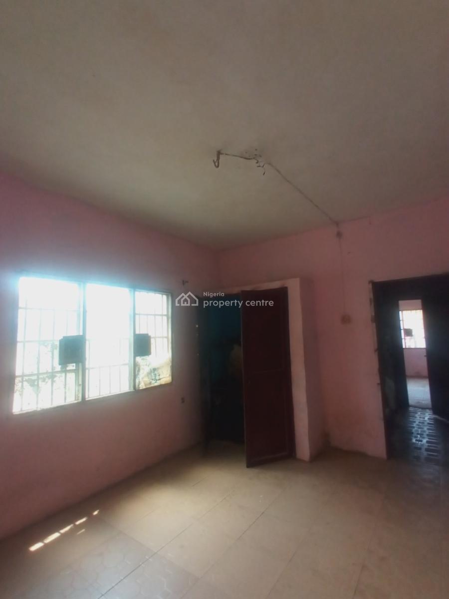 Well Maintained 3 Bedroom Apartment / Apartment. It Comes with 2 Toile, L & K Bus Stop, Oworonshoki, Kosofe, Lagos, Flat / Apartment for Rent