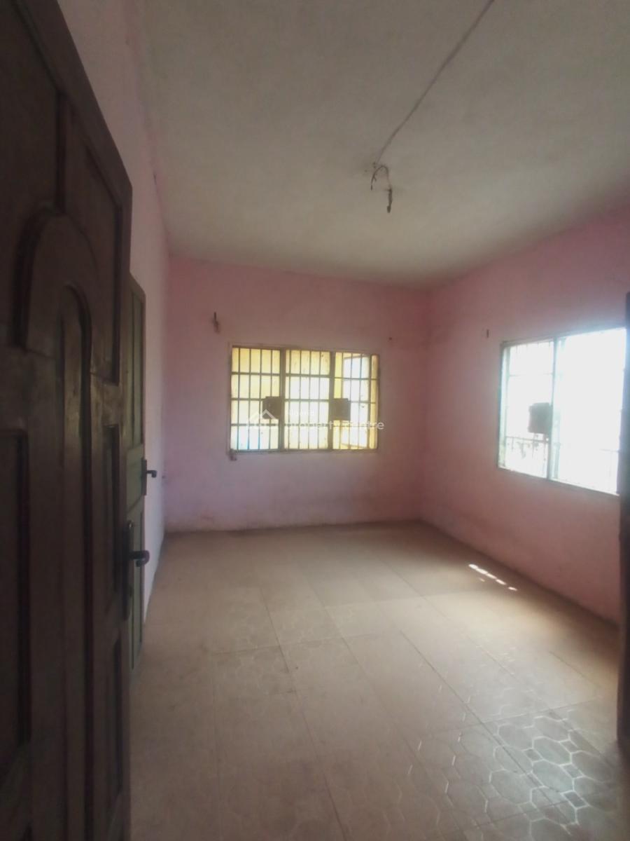 Well Maintained 3 Bedroom Apartment / Apartment. It Comes with 2 Toile, L & K Bus Stop, Oworonshoki, Kosofe, Lagos, Flat / Apartment for Rent