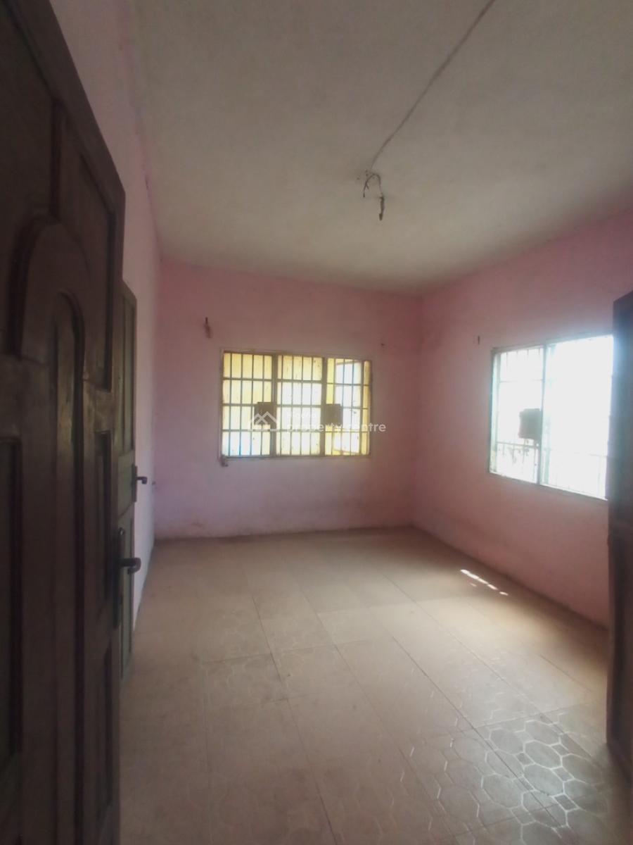 Well Maintained 3 Bedroom Apartment / Apartment. It Comes with 2 Toile, L & K Bus Stop, Oworonshoki, Kosofe, Lagos, Flat / Apartment for Rent