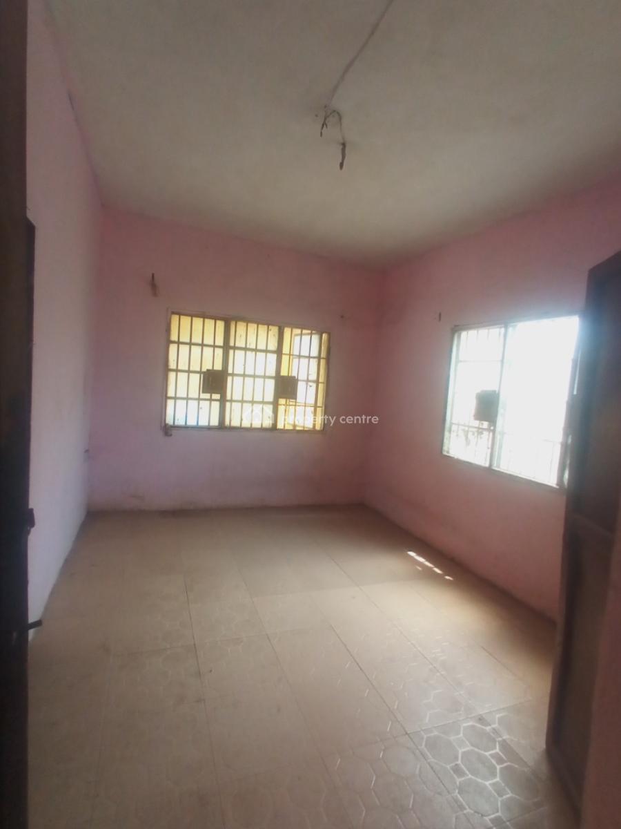 Well Maintained 3 Bedroom Apartment / Apartment. It Comes with 2 Toile, L & K Bus Stop, Oworonshoki, Kosofe, Lagos, Flat / Apartment for Rent