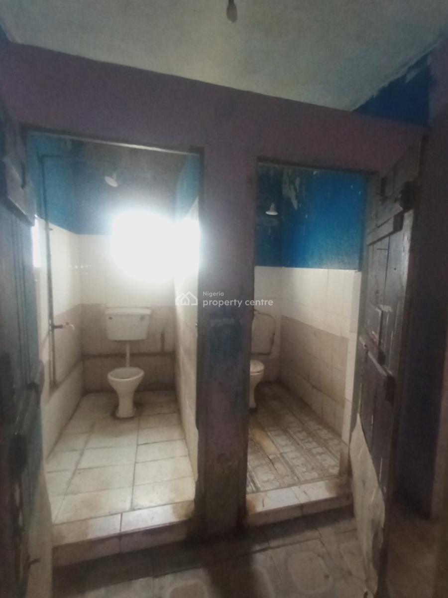 Well Maintained 3 Bedroom Apartment / Apartment. It Comes with 2 Toile, L & K Bus Stop, Oworonshoki, Kosofe, Lagos, Flat / Apartment for Rent