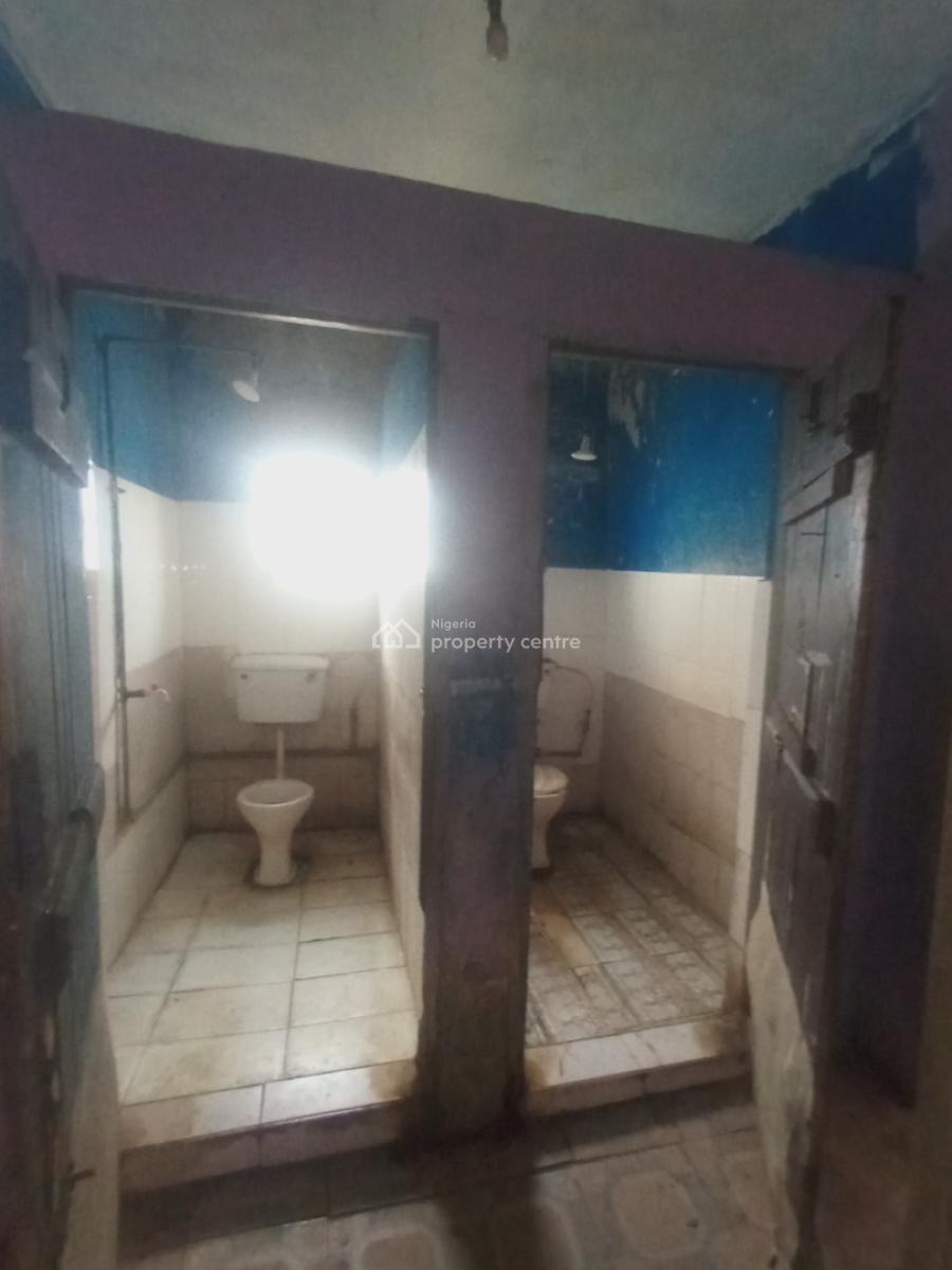 Well Maintained 3 Bedroom Apartment / Apartment. It Comes with 2 Toile, L & K Bus Stop, Oworonshoki, Kosofe, Lagos, Flat / Apartment for Rent