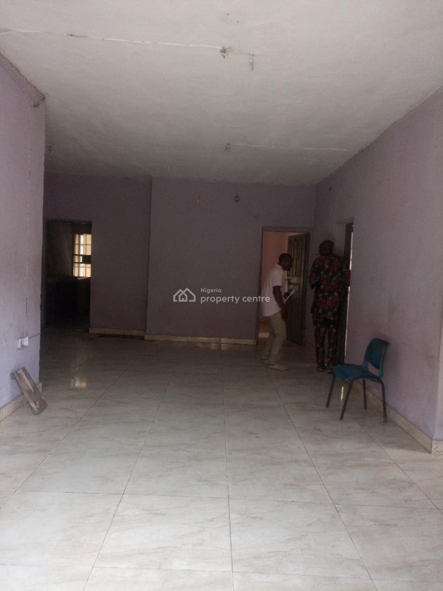 Well Maintained 3 Bedroom Apartment / Apartment. It Comes with 2 Toile, L & K Bus Stop, Oworonshoki, Kosofe, Lagos, Flat / Apartment for Rent