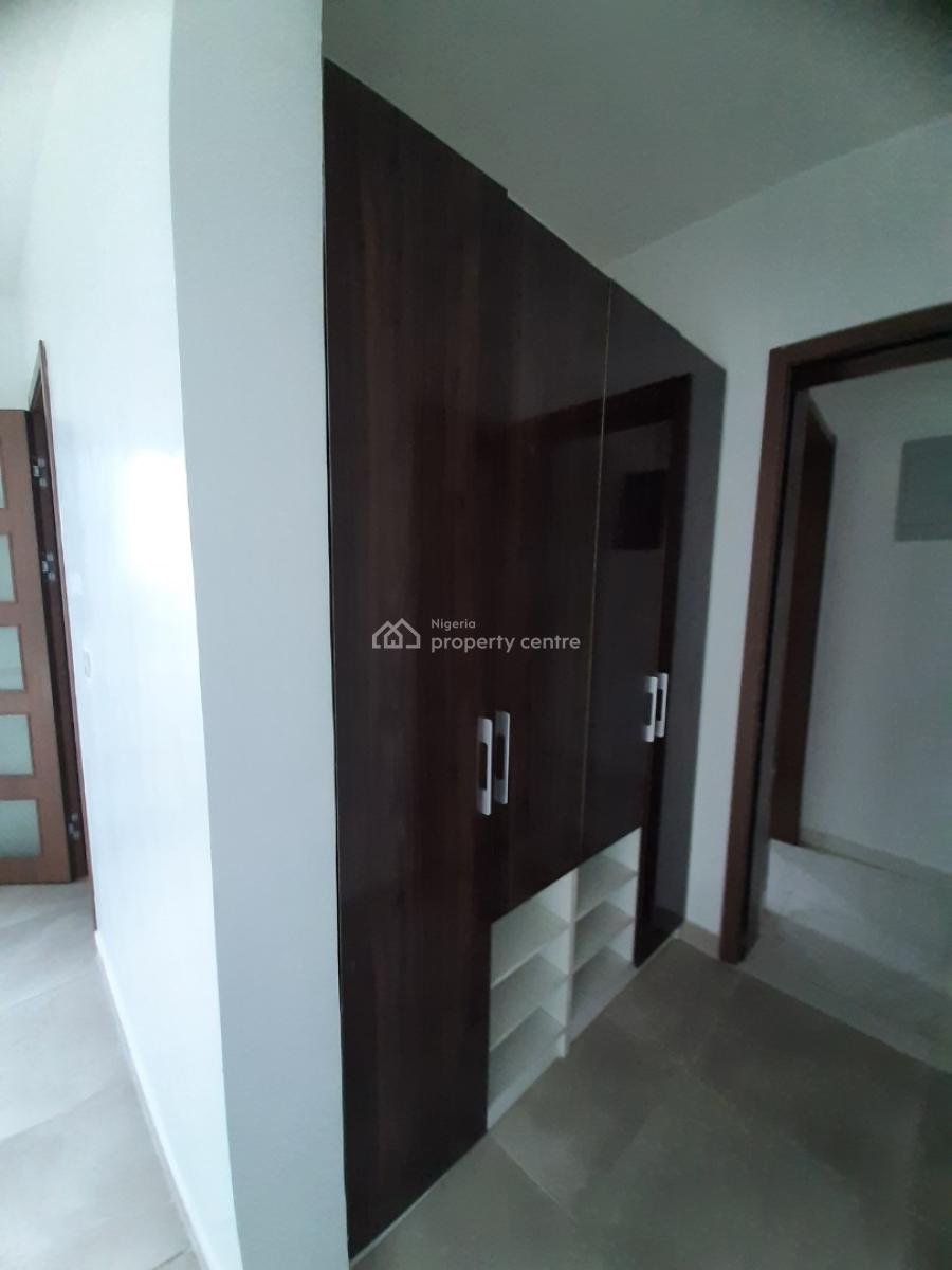 Serviced with 24/7 Power Supply 2 Bedroom En-suite Flat with an Open F, Lekki Phase 1, Lekki, Lagos, Flat / Apartment for Rent