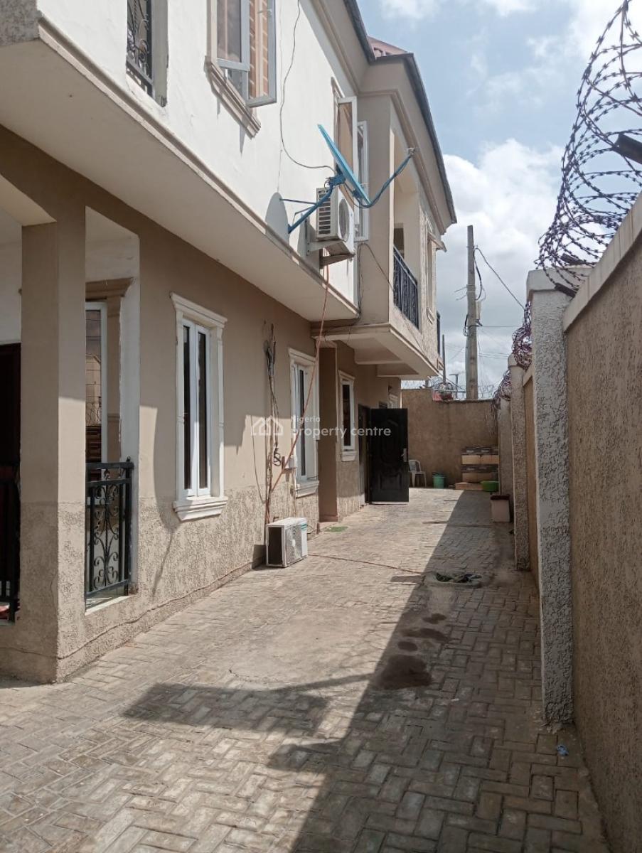 Lovely & Decent Mini Flat Apartment, Upstairs, Magodo Phase 1, Gra Phase 1, Magodo, Lagos, Flat / Apartment for Rent