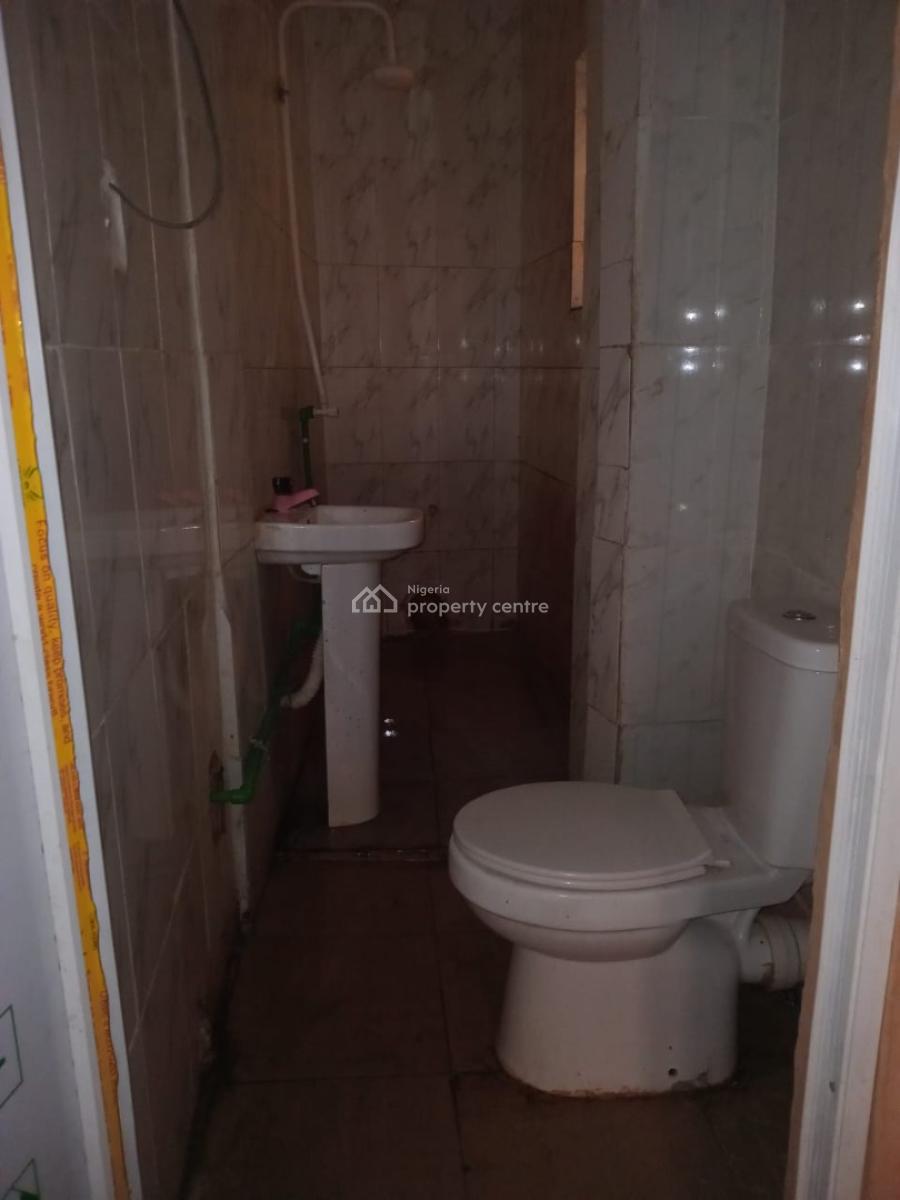 3-bedroom Flat, Ebute Metta East, Yaba, Lagos, Office Space for Rent